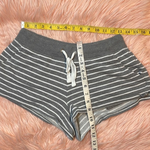 Aerie Gray & White Stripe Woman’s Shorts Size Small - Picture 5 of 6